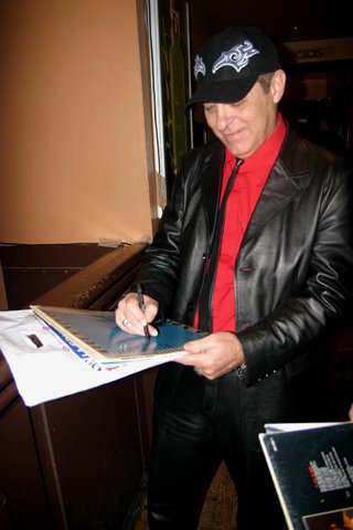 Carlos Vaso (Azul y Negro) firma vinilos