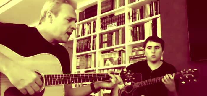 David Summers, tocando en casa con su hijo Dani