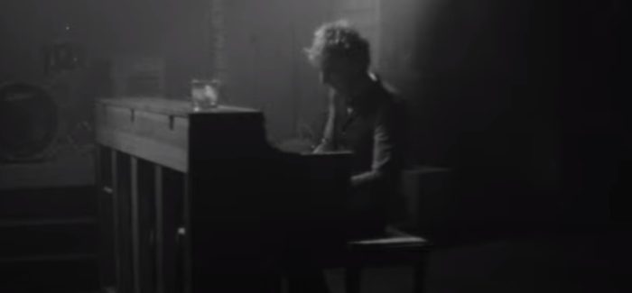 Las nuevas canciones de Mikel Erentxun nacen desde el piano y con alma analógica